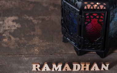 Ahşap arka planda Ramadhan metin ve fener