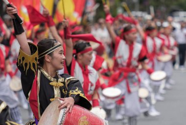 Tokyo, Japonya - 29 Temmuz 2018. EISA Shinjuku Festivali'nde yordamları gerçekleştirirken taiko davul yenerek katılımcılar.