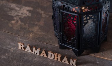 Ahşap arka planda Ramadhan metin ve fener