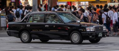 Tokyo, Japonya - 30 Haziran 2018. Kabukicho street, Shinjuku taksiler.