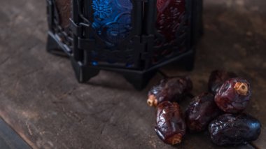 Ahşap masada fenerli incirler