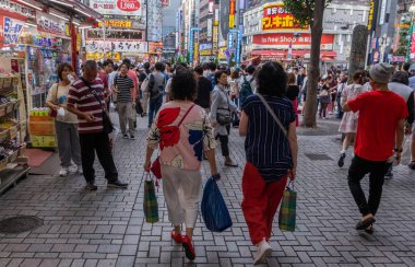 Tokyo, Japonya - 30 Haziran 2018. Shinjuku yaya Street yürüyüş insanların kalabalık.