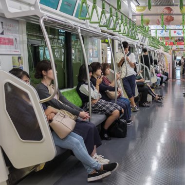 Tokyo, Japonya - 17 Ağustos 2018. Taşıt içinde Japonya demiryolu yolcu treni.
