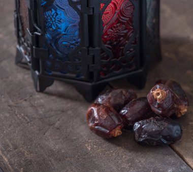 Tarihler ahşap arka plan üzerinde meyve ve fener