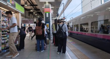 Tokyo, Japonya - 17 Ağustos 2018. Commuters Tokyo Tren İstasyonu platformu.