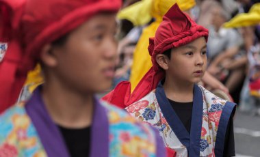 Tokyo, Japonya - 29 Temmuz 2018. Renkli geleneksel Tekdüzen onun rutinleri Shinjuku EISA festivalinde gerçekleştirmek için bekleyen Japon okul çocuğu. Seçici odak.