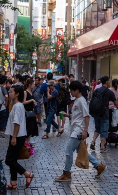 Tokyo, Japonya - 30 Haziran 2018. Shinjuku yaya Street yürüyüş insanların kalabalık.