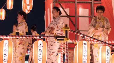 Tokyo, Japonya - 12 Ağustos 2018. Geleneksel yukata Shimokitazawa mahallede Bon Odori kutlama geceleri sahnede dans dansçılar.