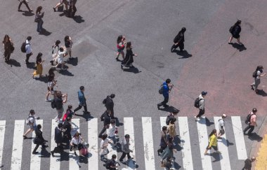 İnsanlar Japonya'da yol geçiş