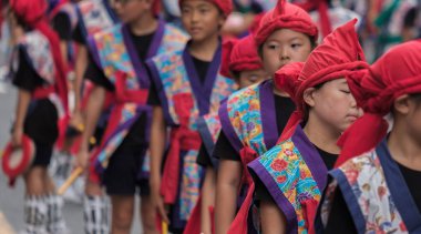 Tokyo, Japonya - 29 Temmuz 2018. Okul çocuklar onların rutinleri Shinjuku EISA festivalinde gerçekleştirmek için bekliyor.