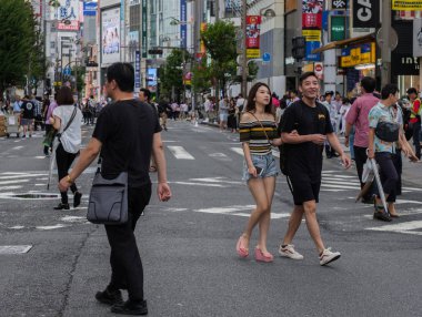 Tokyo, Japonya - 29 Temmuz 2018. Shinjuku sokakta yürüyen insan kalabalığı.