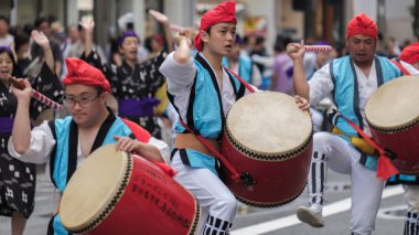 Tokyo, Japonya - 29 Temmuz 2018. EISA Shinjuku Festivali'nde yordamları gerçekleştirirken taiko davul yenerek katılımcılar.