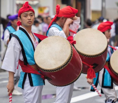 Tokyo, Japonya - 29 Temmuz 2018. EISA Shinjuku Festivali'nde yordamları gerçekleştirirken taiko davul yenerek katılımcılar.