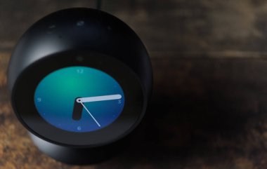 Tokyo, Japonya - 31 Temmuz 2018. Amazon yankı ahşap masa üst arka plan üzerinde spot.