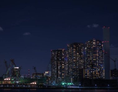 Tokyo, Japonya - 19 Temmuz 2019. Geceleri Maranouchi semtinde ışıklı modern bina