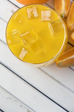 Soğuk taze portakal suyu ve meyve ahşap tablo.