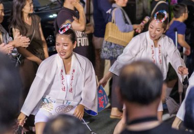 Tokyo, Japonya - 19 Ağustos 2018. Geleneksel giyim Shimokitazawa Awa Odori Festivali sırasında sokakta gerçekleştirme giyen dansçılar.