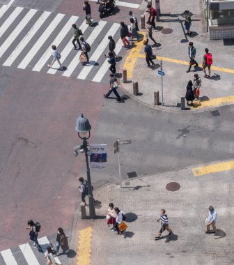 İnsanlar Japonya'da yol geçiş