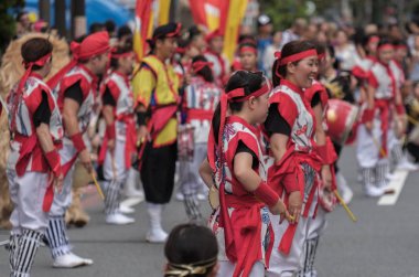 Tokyo, Japonya - 29 Temmuz 2018. EISA Shinjuku Festivali'nde yordamları gerçekleştirirken taiko davul yenerek katılımcılar.