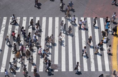İnsanlar Japonya'da yol geçiş