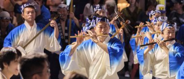 Tokyo, Japonya - 19 Ağustos 2018. Shimokitazawa Awa Odori Festivali sırasında eşlik eden dans topluluğu sokakta oynayan geleneksel shinobue müzisyen flüt.