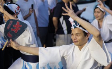 Tokyo, Japonya - 19 Ağustos 2018. Geleneksel giyim Shimokitazawa Awa Odori Festivali sırasında sokakta gerçekleştirme giyen dansçılar.