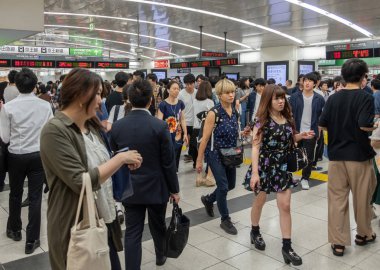 Tokyo, Japonya - 30 Haziran 2018. Japonya demiryolu Shinjuku İstasyonu platformları arasında yürüyüş commuters.