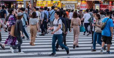 Tokyo, Japonya - 30 Haziran 2018. Turistler ve yerliler için Kabukicho, Shinjuku karşıya.
