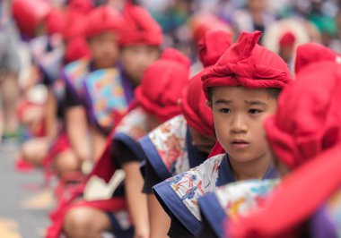 Tokyo, Japonya - 29 Temmuz 2018. Okul çocukları onların rutinleri Shinjuku EISA Festivali'nde sahne renkli geleneksel üniformalı. Seçici odak.