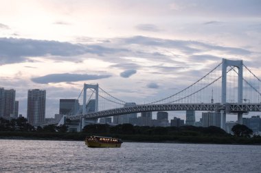 Tokyo, Japonya - 15 Ağustos 2018. Akşam yemeği cruise gemi, veya yerel olarak Gökkuşağı Köprüsü ile ndusk içinde belgili tanımlık geçmiş vasıl Sumida nehir boyunca yelken yakatabune olarak bilinen.