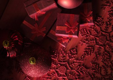 Noel süslemeleri ve hediye kutuları ahşap kırmızı kartı üzerindeki arka plan