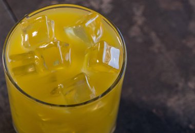 Buz küpleri ile Portakal suyu içecek 