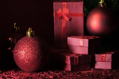 Noel süslemeleri ve hediye kutuları ahşap kırmızı kartı üzerindeki arka plan