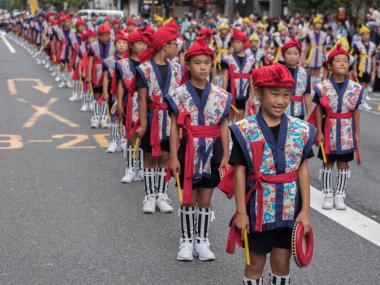 Tokyo, Japonya - 29 Temmuz 2018. Okul çocukları renkli geleneksel Tekdüzen Shinjuku EISA Festivali'nde onların alışılmış çalışma yöntemi gerçekleştirmek için bekliyor.