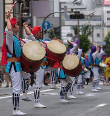Tokyo, Japonya - 29 Temmuz 2018. EISA Shinjuku Festivali'nde yordamları gerçekleştirirken taiko davul yenerek katılımcılar.