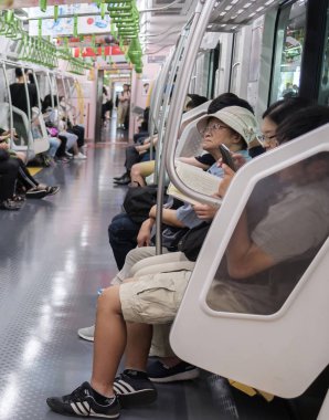 Tokyo, Japonya - 17 Ağustos 2018. Taşıt içinde Japonya demiryolu yolcu treni.