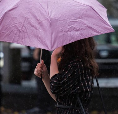 Tokyo, Japonya - 29 Temmuz 2018. Shibuya içinde yağmurlu tayfun sezonunda şemsiye ile Japon kız.
