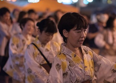Tokyo, Japonya - 12 Ağustos 2018. Geleneksel yukata Shimokitazawa mahallede Bon Odori şenlikte gece dans dansçılar.