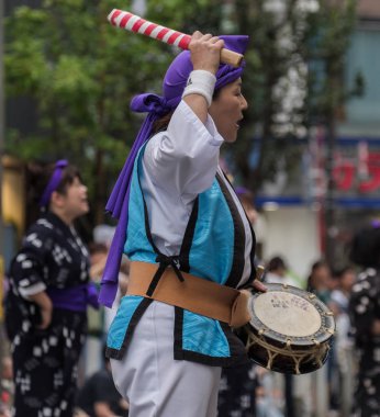 Tokyo, Japonya - 29 Temmuz 2018. Kadın katılımcı EISA Shinjuku Festivali'nde yordamları gerçekleştirirken taiko davul dayak.