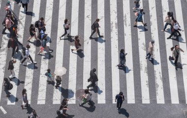 İnsanlar Japonya'da yol geçiş
