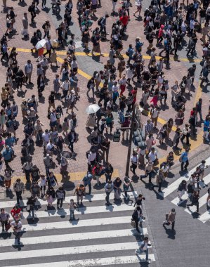 İnsanlar Japonya'da yol geçiş