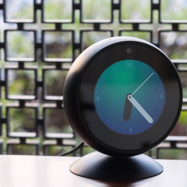 Tokyo, Japonya - 31 Temmuz 2018. Amazon yankı yerinde ahşap sehpa..