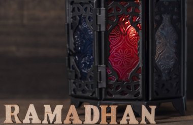Ahşap arka planda Ramadhan metin ve fener