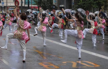 Tokyo, Japonya - 29 Temmuz 2018. Katılımcılar ile Taiko Davul yağmurlu gün boyunca dans rutinleri EISA Shinjuku Festivali'nde gerçekleştirirken performans.