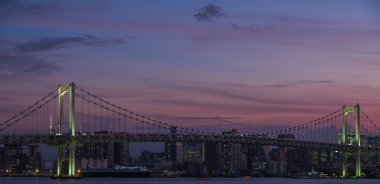 Tokyo Gökkuşağı Köprüsü alacakaranlıkta