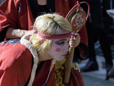 Tokyo, Japonya - 19 Ağustos 2018. Geleneksel kane oynamak müzisyen eşlik eden dans topluluğu sokakta Shimokitazawa Awa Odori Festivali sırasında çan.