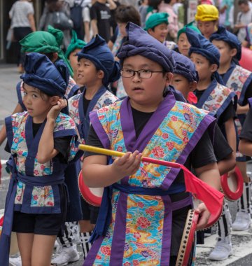 Tokyo, Japonya - 29 Temmuz 2018. Okul çocuklar onların rutinleri Shinjuku EISA festivalinde gerçekleştirmek için bekliyor.
