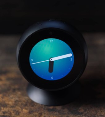 Tokyo, Japonya - 31 Temmuz 2018. Amazon yankı ahşap masa üst arka plan üzerinde spot.