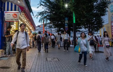Tokyo, Japonya - 30 Haziran 2018. Shinjuku Tha backallley sokakta yürüyen kalabalık insanlar