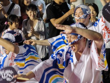 Tokyo, Japonya - 19 Ağustos 2018. Geleneksel giyim Shimokitazawa Awa Odori Festivali sırasında sokakta gerçekleştirme giyen dansçılar.